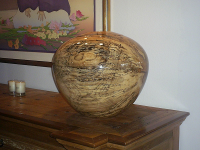 Enclosed form/spalted silverleaf maple